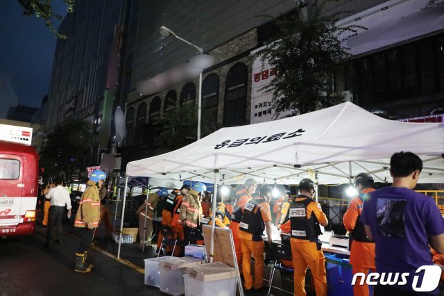 27일 오전 2시39분쯤 광주 서구 치평동 한 건물 2층 클럽 내부에서 복층으로 된 구조물이 무너진 사고 현장에 소방당국이 응급의료소를 차리고 사고경위 등을 파악하고 있다. © News1