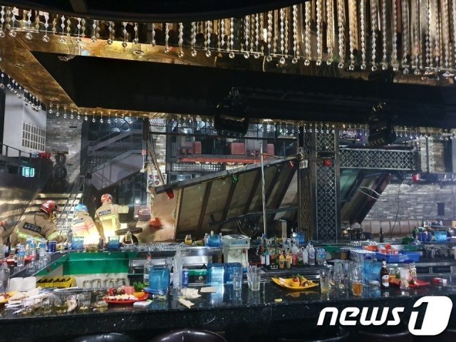 27일 오전 2시39분 복층 구조물이 붕괴된 광주 서구 치평동의 한 클럽 모습.(독자제공)