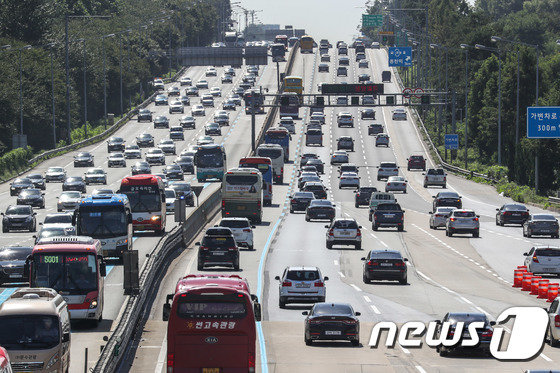 경부고속도로를 달리고 있는 자동차들의 모습. © News1 자료사진