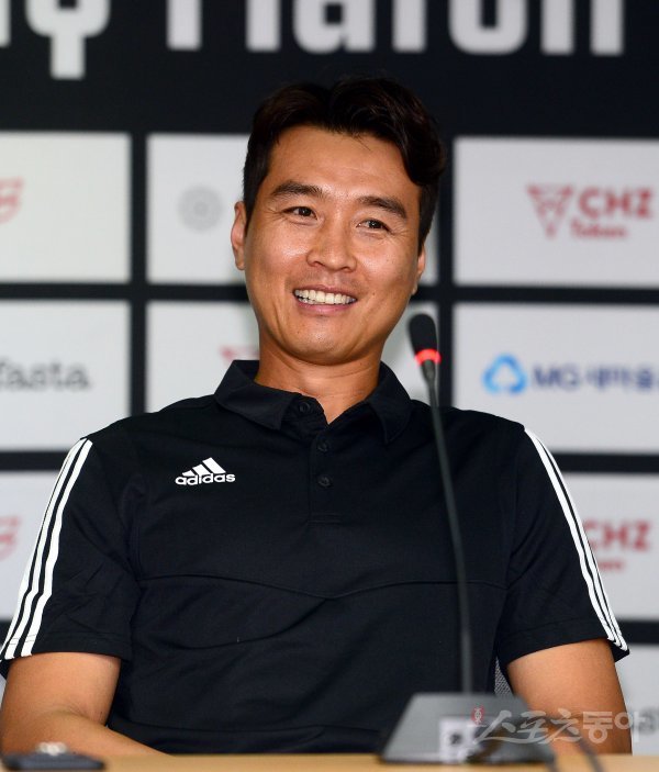 26일 유벤투스와의 친선경기를 앞두고 있는 ‘하나원큐 팀 K리그’ 선수들이 25일 소집되어 서울월드컵경기장에서 훈련을 가졌다. 
공식 기자회견에서 팀 K리그 이동국이 취재진의 질문에 대답하고 있다. 상암 | 김종원 기자 won@donga.com