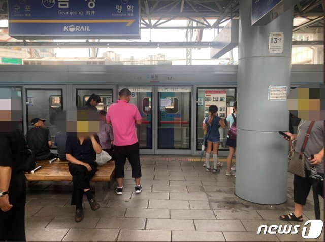 27일 5시간여 동안 운행이 중단 됐던 서울 지하철 4호선 운행이 오후 12시 2분 재개됐다. 코레일 측은 운행이 중단됐던 금정에서 대공원 구간의 전기 단전이 복구돼 지하철이 정상 운행되고 있다고 밝혔다. 이날 지하철 4호선 범계역에서 오전 7시께 평촌역을 향해가던 전동차가 멈춰섰다. 이에 따라 금정역에서 대공원역까지 가는 당고개행 상행선 구간의 운행이 5시간 동안 중단됐다. (트위터 캡처)