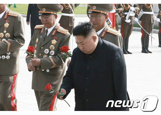 김정은 북한 국무위원장이 27일 조국해방전쟁참전 열사묘를 찾아 참배했다고 노동당 기관지 노동신문이 전했다. (노동신문) © 뉴스1