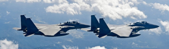 F   -  15K, F  -   4D 편대가 독도 상공을 초계비행하며 변함없는 대한민국 영공 수호자다운 위용을 드러내고 있다. [사진 제공 · 공군]