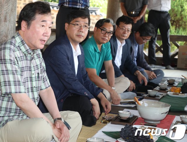 이낙연 국무총리가 지난해 하계휴가를 맞아 8월14일 오전 충남 논산시 파평윤씨 종학당을 방문해 종친회 관계자들이랑 얘기를 나누고 있다. 2018.8.14/뉴스1 © News1