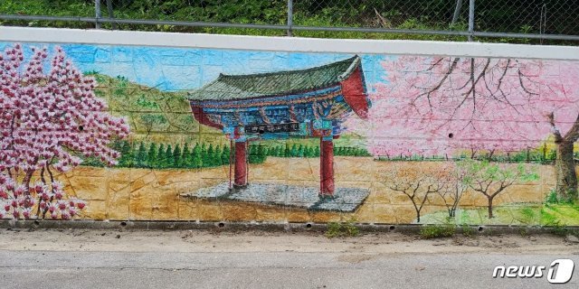 도립공원 고창 선운산의 사계를 담은 대형벽화가 관광객들의 눈길을 사로잡고 있다.  선운산 주차장 옹벽에 그려진 일주문 © 뉴스1