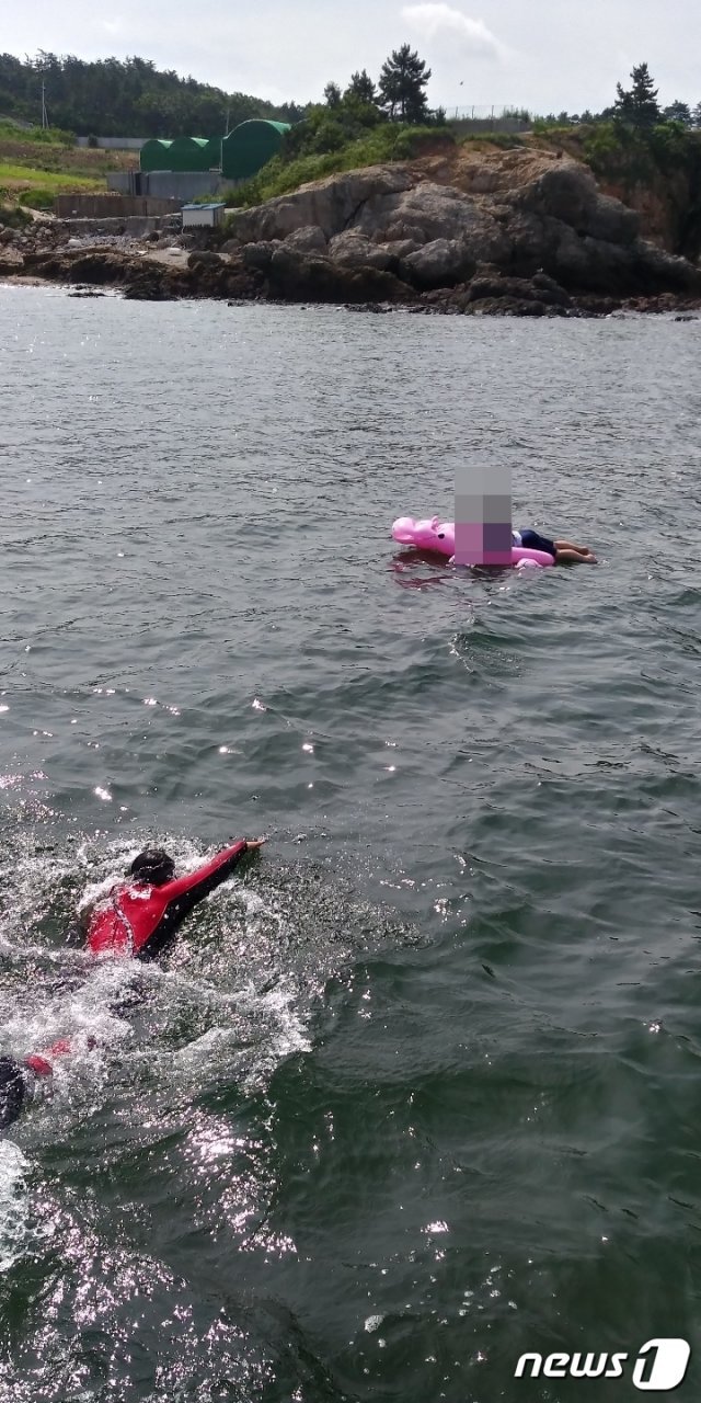 29일 오전 10시께 전북 부안군 변산면 고사포해수욕장 인근 해변에서 이안류로 해상을 표류하던 어린이가 해경에 구조됐다. (부안해경 제공)© 뉴스1