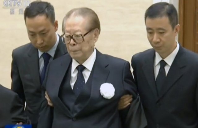 두 명의 부축을 받고 리펑 전총리의 장례식에 참석한 장쩌민 전 국가주석 - CCTV 갈무리