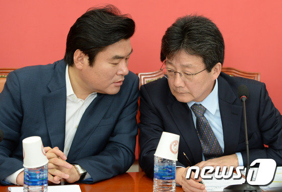 유승민 바른미래당 의원(오른쪽)과 원유철 자유한국당 의원. 이들은 지난 2015년 각각 새누리당(현 한국당) 원내대표와 정책위의장을 지낸 ‘러닝메이트’였다. © News1