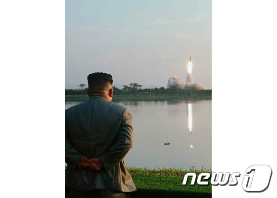 지난 25일 탄도미사일 발사 과정을 지켜보는 김정은 북한 국무위원장.(노동신문)