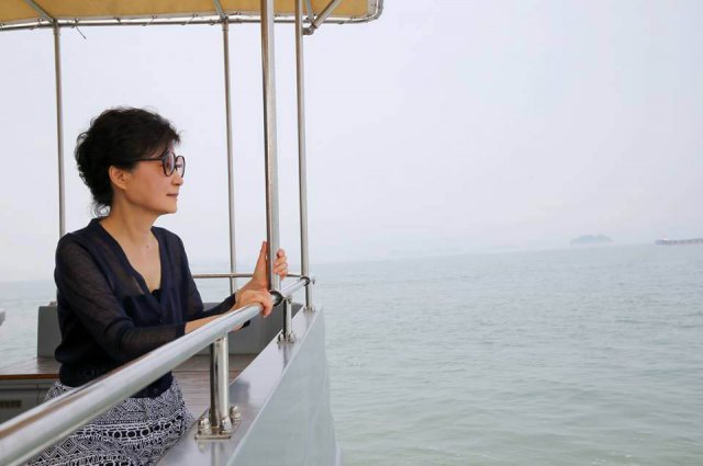 2013년 7월 경남 거제시 섬 ‘저도’를 찾아 여름휴가를 보낸다. 박근혜 대통령이 당시 자신의 페이스북에 올린 ‘추억 속의 저도’라는 글과 함께 모래사장에 나뭇가지로 ‘저도의 추억’이라고 쓰고 있는 사진과 선글라스를 끼고 배를 타고 남해안을 바라보는 사진.