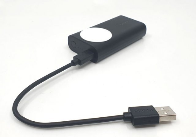 15cm의 마이크로 USB 케이블을 제공하며 충전기는 미포함 (출처=IT동아)