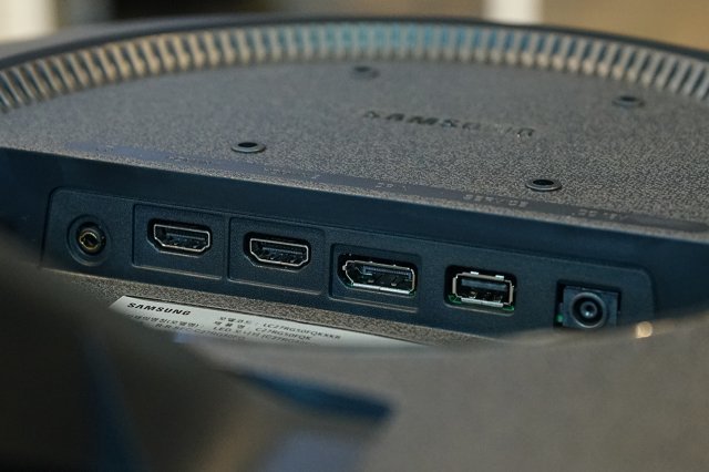 HDMI와 디스플레이 포트(DP) 등 영상 입력 단자가 충분히 제공된다. (출처=IT동아)