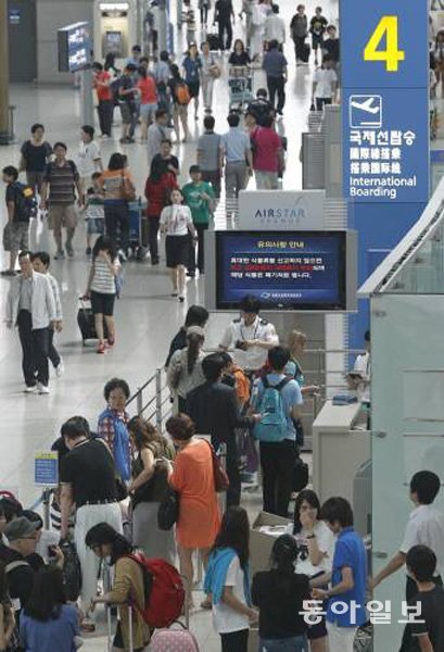 대한항공이 부산-삿포로 노선 운항을 중단하는 등 일본 불매운동 파장이 대형항공사로 이어지고 있다. 동아일보DB