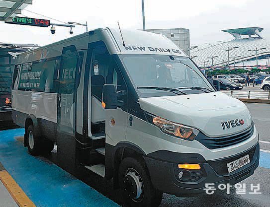 유벤투스가 한국에 머물 때 방한 홍보와 관계자 수송에 활용된 이베코 데일리라인 미니버스 차량. 이 차량은 시험 연구용으로 등록돼 있어 홍보에 활용하면 자동차관리법 위반이 된다. 주재용 인턴기자
