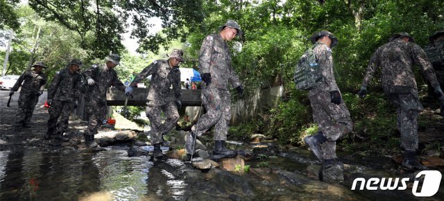 37사단 군장병들이 30일 오후 충북 청주시 상당구의 한 야산에서 실종된 조은누리양(14) 수색작업에 투입되고 있다. © News1