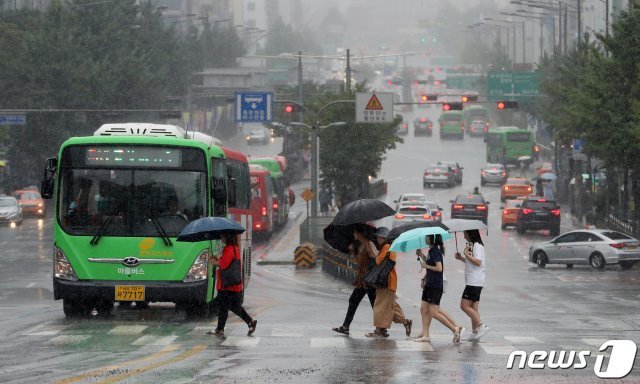 장마전선의 영향으로 전국이 흐리고 곳곳에 비가 내리는 28일 서울 마포구 동교동 삼거리에서 시민들이 우산을 쓰고 발걸음을 재촉하고 있다. 2019.7.28/뉴스1 ⓒ News1 이승배 기자