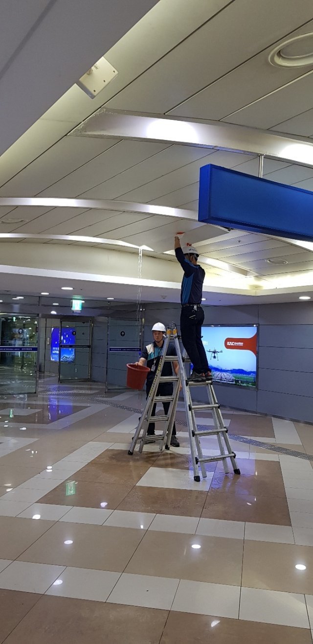 31일 오전 김포국제공항 국제선 청사 지하 1층 지하철 연결통로 천장에서 빗물이 새고 있다.