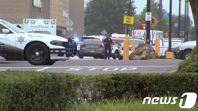 30일 오전(현지시간) 미국 미시시피주 사우스헤이븐 월마트 매장에서 직원 2명이 총격에 숨지는 사건이 발생했다. <AP통신 화면 갈무리>© 뉴스1