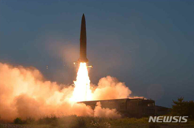 북한 노동신문이 지난 26일 보도한 신형전술유도무기 발사 장면. 사진=뉴시스(노동신문)