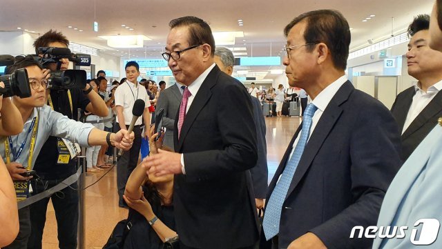 서청원 국회 방일대표단장 등 의원들이 31일 일본 하네다 공항에서 취재진의 질문에 답변하고 있다. ⓒ News1