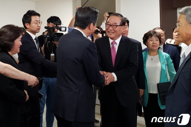 서청원 국회방일단장이 31일 일본 공동여당인 공명당사를 찾아 야마구치 나쓰오 공명당 대표와 만나 악수를 나누고 있다.