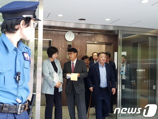 국회 한일의원연맹 회장인 강창일 더불어민주당 의원과 윤상현 국회 외교통일위원장, 조배숙 민주평화당 의원, 이정미 정의당 의원 등 국회 방일단 의원들이 1일 오전 일본 국민민주당 당사를 찾아 대표와 회동을 마치고 나오고 있다. © 뉴스1