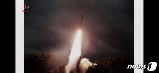 북한 조선중앙TV는 신형 대구경조종방사포 시험사격을 모습을 공개했다. (조선중앙TV 캡처화면)© 뉴스1