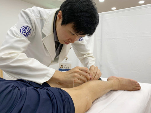 광주자생한방병원 의료진이 진료소를 찾은 환자에게 침 치료를 시행하고 있다. 사진제공｜자생한방병원