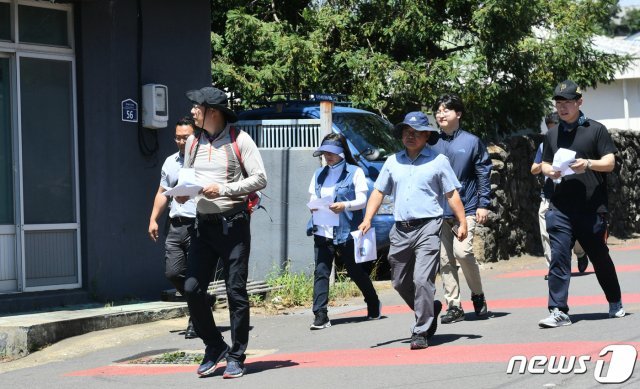 1일 제주 서귀포시 표선면 인근 마을에서 제주도교육청 관계자들이 실종된 유모 군을 찾고 있다.뉴스1(제주도교육청 제공)