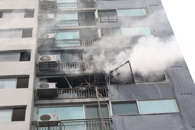 1일 오전 의정부시 호원동의 한 아파트 10층에서 불이 나 창문으로 연기가 새어 나오고 있다. 사진=의정부소방서 제공
