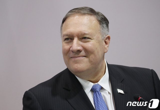 마이크 폼페이오 미국 국무장관이 1일 오후(현지시간) 태국 방콕 센타라 그랜드호텔에서 돈 쁘나뭇위나이 태국 외무장관과 공동기자회견을 하고 있다. © News1