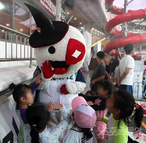 관중석에 서는 순간 마스코트는 절대 탈을 벗을 수 없고 말을 해서도 안 된다. 아이들이 한꺼번에 달려들어 장난을 치자 한 걸음을 내딛기도 어려웠다. 수원｜김진환 기자 kwangshin00@donga.com