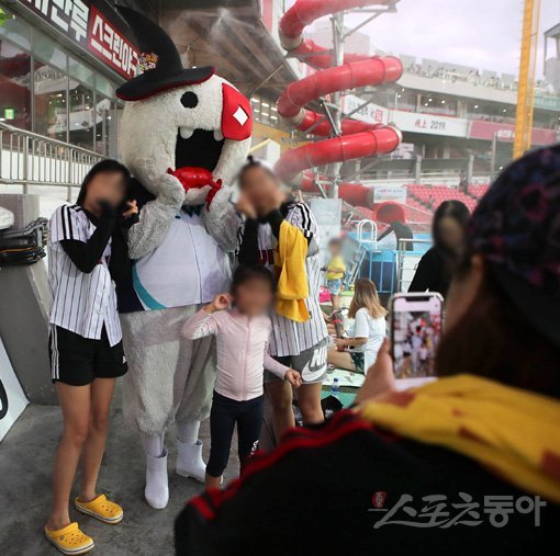 또리를 보며 환호하는 팬들과 함께하는 순간은 잊지 못할 추억으로 남았다. 수원｜김진환 기자 kwangshin00@donga.com