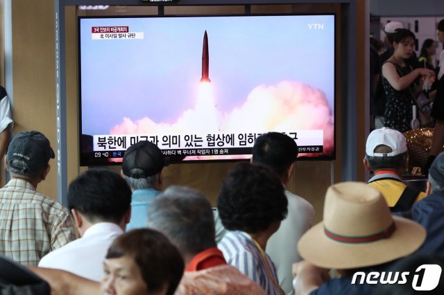2일 서울역에서 시민들이 북한의 단거리 발사체 발사 관련 뉴스를 지켜보고 있다.2019.8.2/뉴스1 © News1 오대일 기자