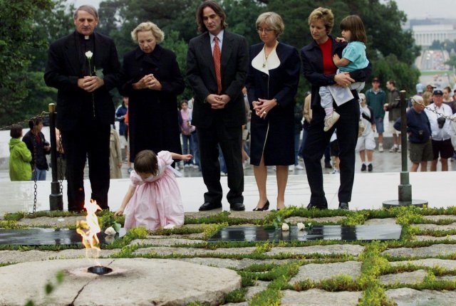 1일 22세로 세상을 떠난 로버트 F. 케네디 전 상원의원의 손녀 시어셔 케네디 힐(맨 앞)이 2000년 6월 앨링턴 국립묘지 존 F. 케네디의 묘역을 찾아 불멸의 불꽃 앞에 조화를 놓고 있는 모습. AP 뉴시스