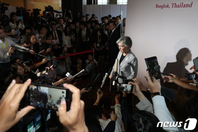 한미일 외교장관 회담을 마친 강경화 장관이 2일 오후(현지시간) 태국 방콕 센타라 그랜드호텔 미디어센터에서 브리핑을 하고 있다. © News1