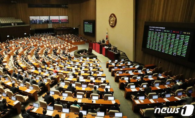 문희상 국회의장이 2일 오후 서울 여의도 국회에서 열린 370회 국회(임시회) 제1차 본회의에서 2019년도 제1회 추가경정예산안을 통과시키고 있다. 이날 2019년도 제1회 추가경정예산안은 재적 297인, 재석 228인, 찬성 196인, 반대 12인으로 통과됐다. © News1
