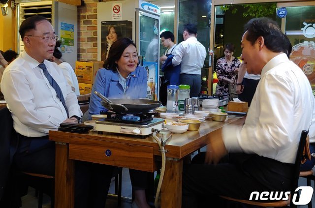 국회 본회의에서 추경안이 통과된 2일 오후 서울 여의도의 한 음식점에서 이낙연 총리, 홍남기 부총리 겸 기획재정부 장관, 박영선 중소벤처기업부 장관이 늦은 저녁식사를 하고 있다.