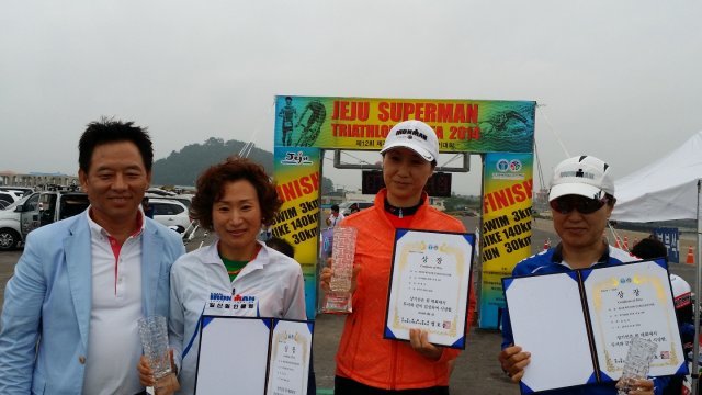 2014년 제주도에서 열린 철인3종 대회에서 우승한 이명숙 씨(오른쪽에서 두번째). 이명숙 씨 제공.