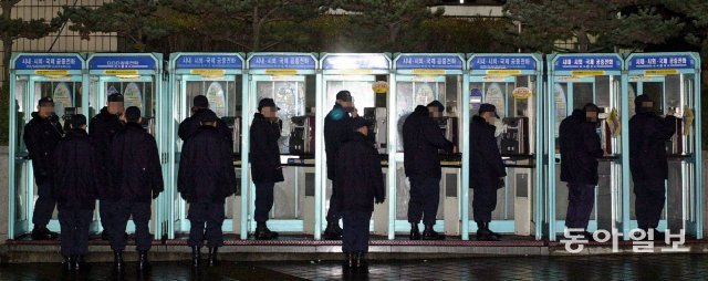 2003년 1월 서울 도심의 공중전화 부스 모습. 의무경찰들이 전화를 사용하고 있다. 박영대 기자.