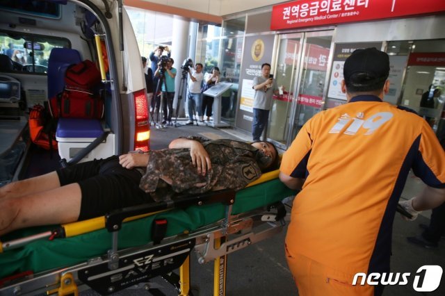 실종 11일 만에 극적으로 구조된 조은누리양(14)이 2일 들것에 실려 충북 청주시 충북대학교 병원으로 들어가고 있다. © News1