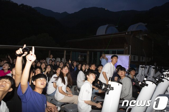 ‘가평 자연과 별 천문대’ 프로그램 참가자들의 모습.(사진제공=경기관광공사)/© 뉴스1