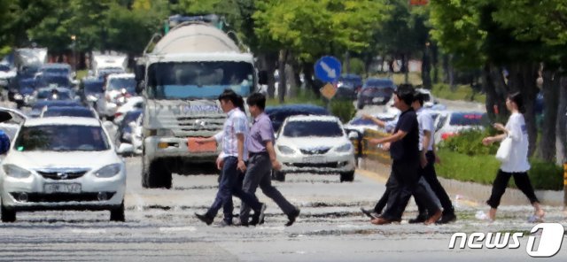 전국 대부분 지역에 폭염특보가 발효중인 2일 오후 전북 전주시 홍산로에서 시민들이 아지랑이가 피어오르는 길을 건너고 있다.2019.8.2/뉴스1 © News1