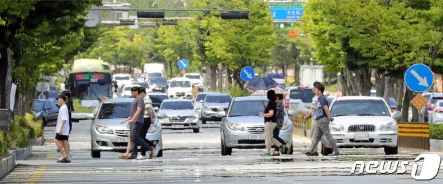 전국 대부분 지역에 폭염특보가 발효중인 2일 오후 전북 전주시 홍산로에서 시민들이 아지랑이가 피어오르는 길을 건너고 있다.2019.8.2/뉴스1 © News1