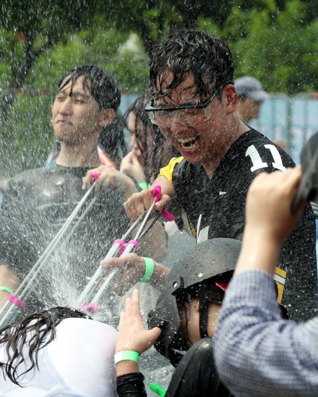 친구들과 물총싸움을 즐기는 한 참가자