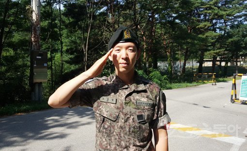 프로골퍼 노승열이 2일 강원도 고성군에 위치한 모 부대에서 제대 신고를 마친 뒤 힘차게 거수경례를 하고 있다. 고성｜고봉준 기자 shutout@donga.com