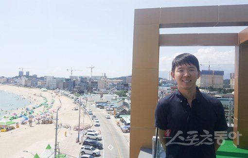 프로골퍼 노승열이 2일 제대를 마친 뒤 강원도 속초시의 한 카페에서 바닷가를 배경으로 포즈를 취하고 있다. 속초｜고봉준 기자 shutout@donga.com