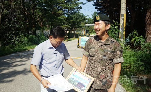 군 복무를 마친 프로골퍼 노승열(오른쪽)이 2일 강원도 고성군에 위치한 모 부대에서 소집해제 신고를 마친 뒤 아버지 노구현 씨와 이야기를 나누고 있다. 고성｜고봉준 기자 shutout@donga.com