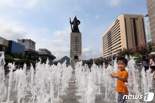 비가 그치고 무더위가 찾아온 1일 오후 서울 광화문광장 분수대에서 어린이들이 더위를 식히고 있다. 2019.8.1/뉴스1 © News1
