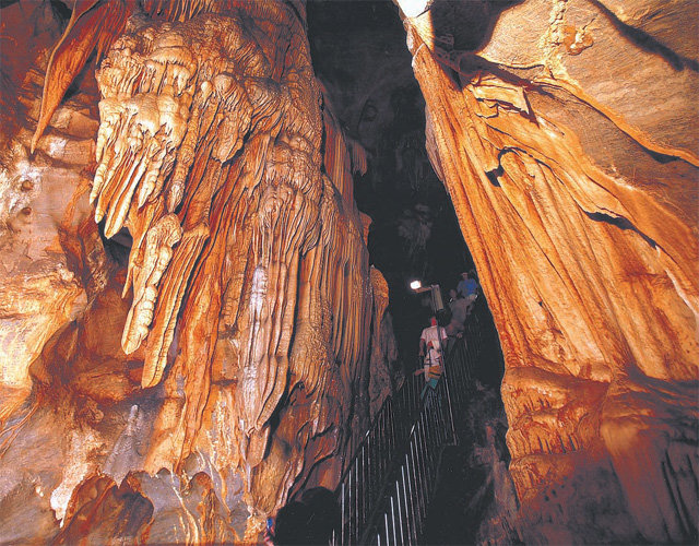 천연동굴에 들어서면 섭씨 15도의 서늘함에 다양한 종유석과 석순을 볼 수 있어 여름 이색 피서지로 제격이다. 사진은 고수동굴 내부 모습. 단양군 제공